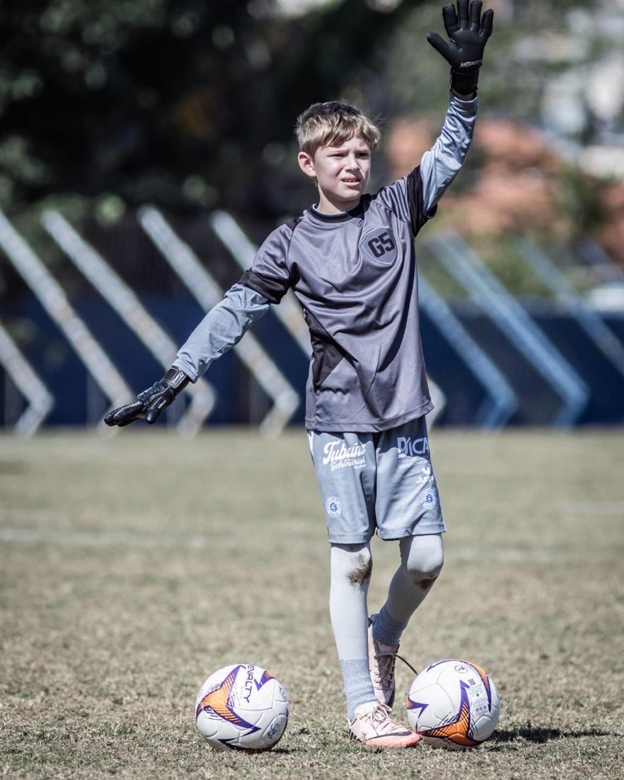 Goleiro do G5 orientando a defesa